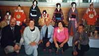 Ralf Wagner, Regina Wagner, Reiner Anding, Muriel Camus, Gunnar Helm vor original Awaji-Figuren